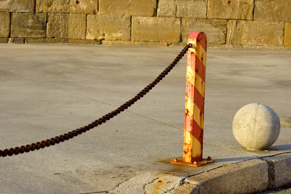 Poste y cadena a — Foto de Stock