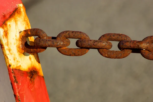 Pole and chain g — Stock Photo, Image