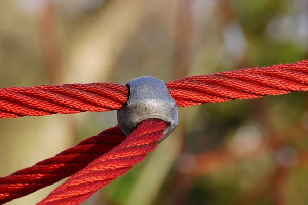 Cordas vermelhas e parte metálica 3 — Fotografia de Stock