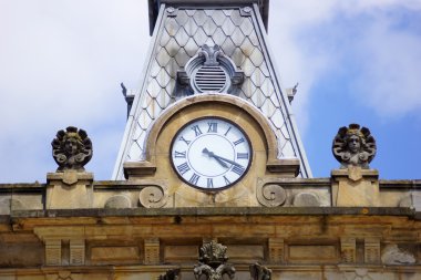 Saat ve mavi gökyüzü 2