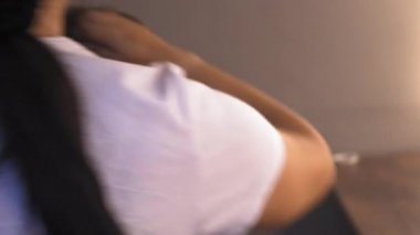  Kadın kuaför stil yapıyor. Müşteri konuşuyor.. 