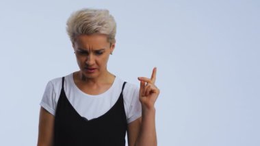 Beyaz saçlı, orta yaşlı, siyah elbiseli bir kadından beyaz arka planda izole edilmiş bir jest. İnsani duygular, yüz ifadesi kavramı. Yüksek kaliteli 4k çözünürlük görüntüleri