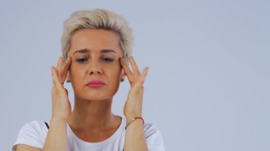 Sağlıklı, temiz, nemlendirilmiş, nemlendirilmiş cilt bakımı. Çekici orta yaşlı kadın krem sürdükten sonra güzel yüzlere dokunuyor ama tatsız hissettiriyor. 4K UHD görünümünü kapat