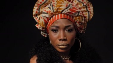 Siyah arka planda izole edilmiş kameraya bakan güzel Afro-Amerikalı kadın. Yüksek kaliteli 4k çözünürlük görüntüleri