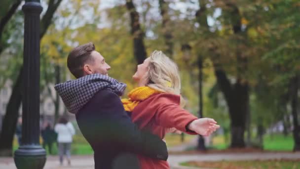 Zakochana para albo małżeństwo wędrujące razem po parku, mężczyzna trzymający w ramionach dziewczynę lub żonę i szukający miłości. Wysokiej jakości materiał 4k rozdzielczości — Wideo stockowe