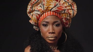 Siyah arka planda izole edilmiş kameraya bakan güzel Afro-Amerikan bir kadın. Yüksek kaliteli 4k çözünürlük görüntüleri