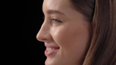 Mükemmel cilt güzel model, uzun güzel uzun saçlar kameraya yansıyor. Temiz tenli güzel bir kız. Yüzün bir parçası, genç bayan kapat. Güzellik ve cilt bakımı. Kozmetoloji. 4K görüntü