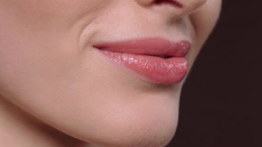 Dudakların çok güzel. Mükemmel dudaklar küçük açık makyaj ve temiz cilt. Mükemmel bir genç kızın güzel yüzünün bir parçası. Temiz tenli güzel bir kız. Kozmetoloji. 4K görüntü