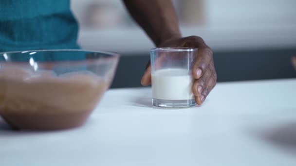 Afrikaner nehmen ein Glas Milch und trinken Sexy Man on Kitchen Concept. Hochwertiges FullHD-Filmmaterial — Stockvideo