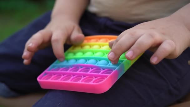 Хлопчик тримає Rainbow Pop It Fidget Toy in Hands. 07-01-21 — стокове відео