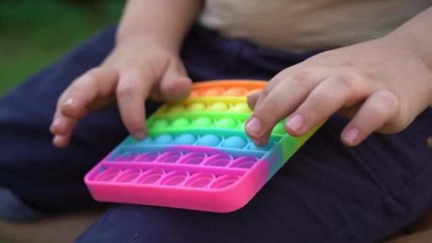 Kid Holding Rainbow Pop It Fidget Jouet entre les mains. 07-01-21 — Video