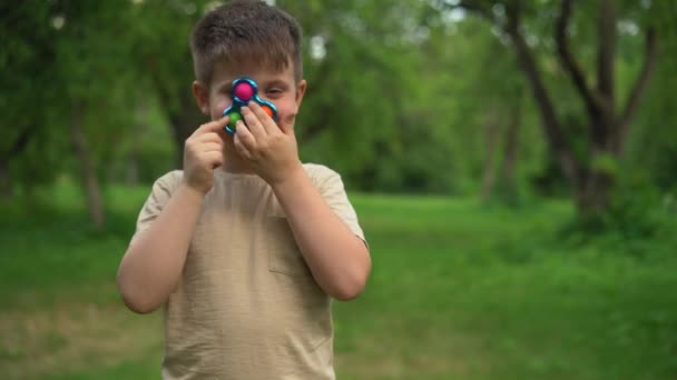 Kid drží Rainbow Pop It Fidget Toy v rukách. Červen 2020. Kyjev, Ukrajina. — Stock video