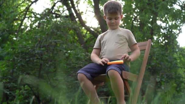 Gyerek kezében Szivárvány Pop It Fidget Toy a kezében. 2020 júliusa. Kijev, Ukrajna. — Stock videók