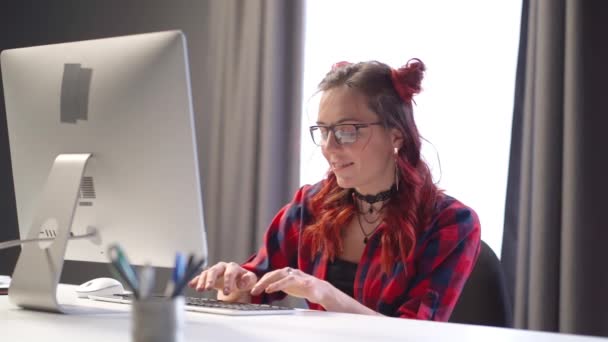 E-learning fericit elegant Hipster femeie student folosind calculator comunică în timp ce stau la masă la domiciliu, de învățare la distanță, e-learning sau de lucru pe Internet. Imagini de înaltă calitate Fullhd . — Videoclip de stoc