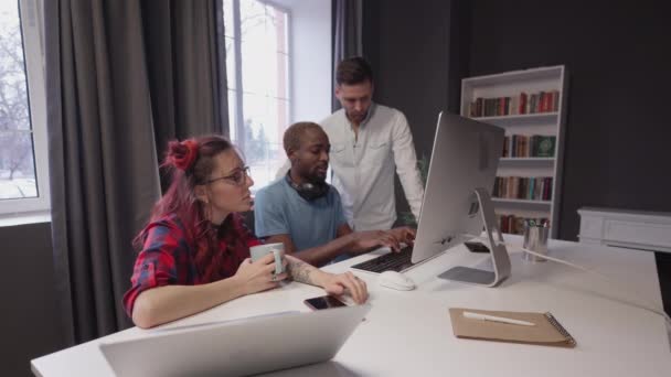 Modern ofis açılışında yaratıcı iş ekibi toplantısı ekranı işaret ediyor. İş stratejilerinin geliştirilmesi, planlar. — Stok video