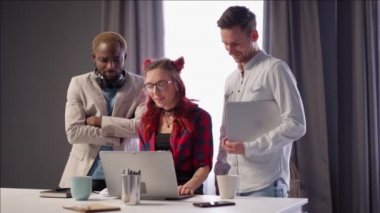 Çok ırklı iş arkadaşları. Kadın lider ofisinde toplanıyor, takım çalışması konsepti