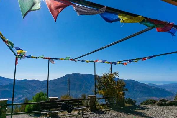 Tapınağı süsleyen Budist bayrakları