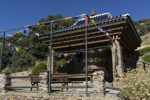 Tapınağı süsleyen Budist bayrakları
