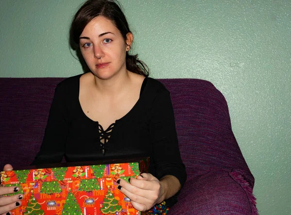 Noel 'de hediye açmaya hazır bir kadın.