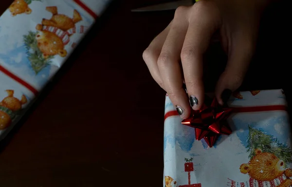 Noel hediyesini paketliyorum.