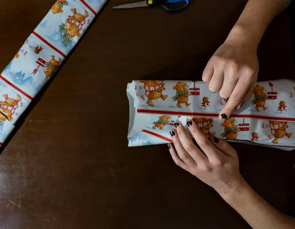 Wrapping Christmas Present — Stock Photo, Image