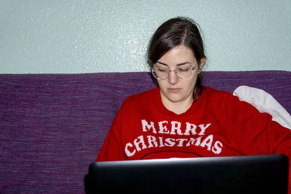 Noel 'de çalışan bir kadın.