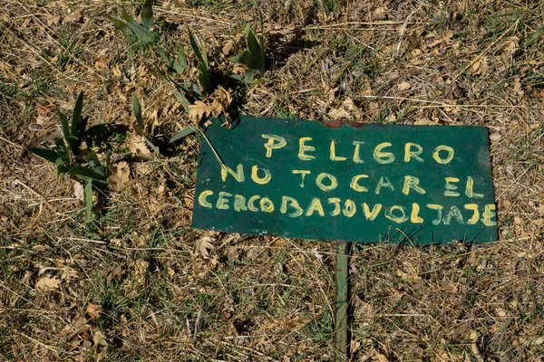 Cartaz Perigo Não Toque Cerca Baixa Tensão — Fotografia de Stock