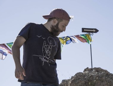 Budist bayraklarıyla dağda bir adam