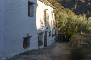 Bir dağ köyünün caddesi.