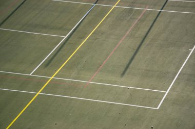 Çimenli ve çizgili açık hava spor sahası