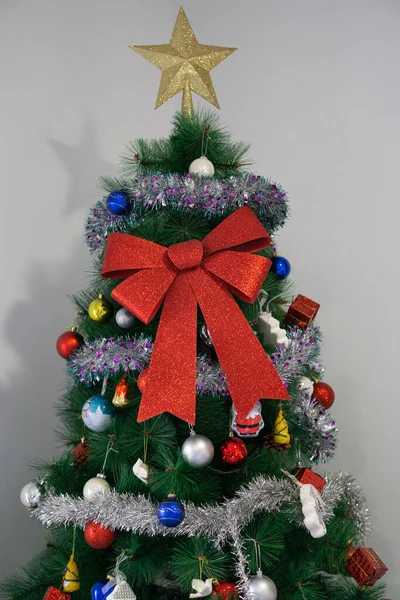 Weihnachtsbaum Mit Großer Schleife — Stockfoto