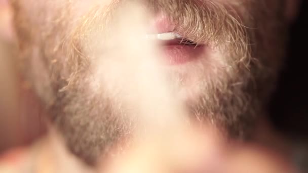 Man Met Baard Zet Uitladen Spalk — Stockvideo