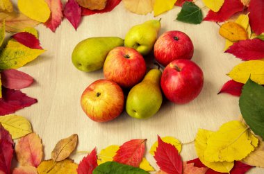 Elma ve armut yaprakları ile
