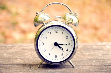 Çalar saat ahşap yüzeyde, yakın çekim