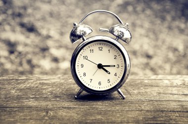 Çalar saat ahşap yüzey üzerinde