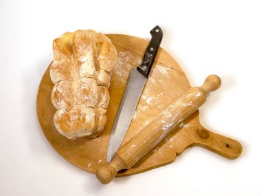 ekmek hamuru ve bıçak tahtadan kesme tahtasıyla siyah üzerine