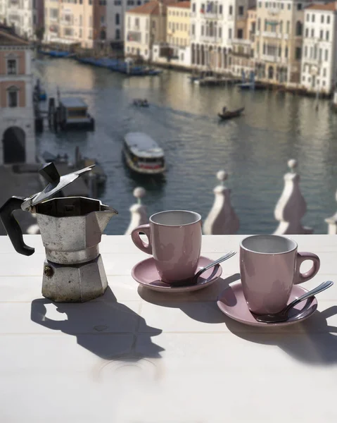 Venedik Büyük Kanalı 'nda iki kişilik kahve. Espresso kahvesi için geleneksel İtalyan moka.