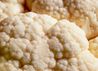 Beyaz arka planda yakın plan karnabahar. Lahana çiçeğinin Macro fotoğrafı.