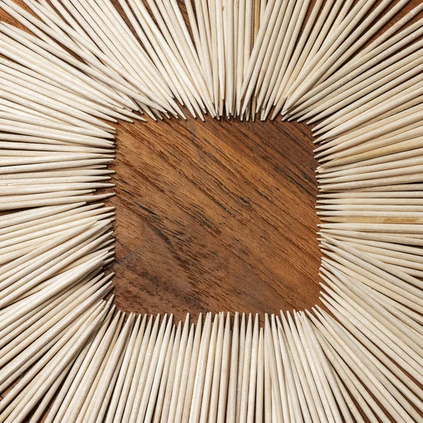 Wykałaczka Ciemnym Drewnianym Tle Kompozycji Koła Wewnętrznym Kwadratem — Zdjęcie stockowe