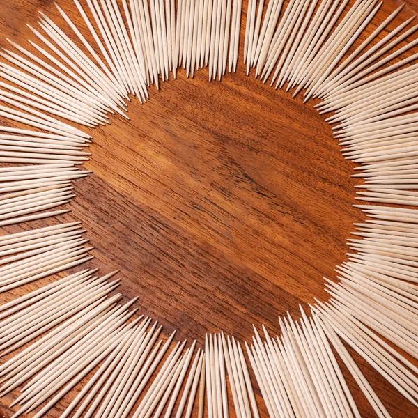 Wykałaczka Ciemnym Drewnianym Tle Kompozycji Koła — Zdjęcie stockowe