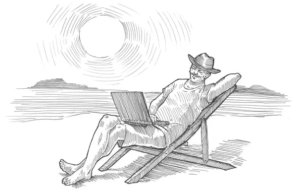 Homem com laptop na praia ensolarada — Fotografia de Stock