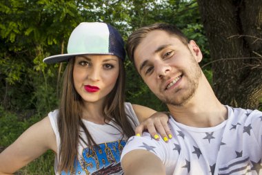 İyi arkadaş kendi kendine portre çekici