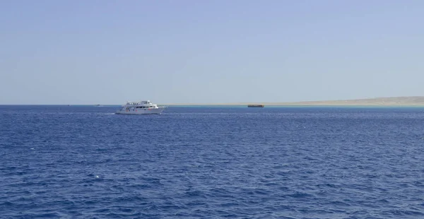 Egypte, Sinai, Sharm el-Sheikh, Rode Zee, 27 september 2014: Een witte plezierboot in de Rode Zee voor de kust van Sharm el-Sheikh, Egypte. Veel mensen rusten uit op de boot. — Stockfoto