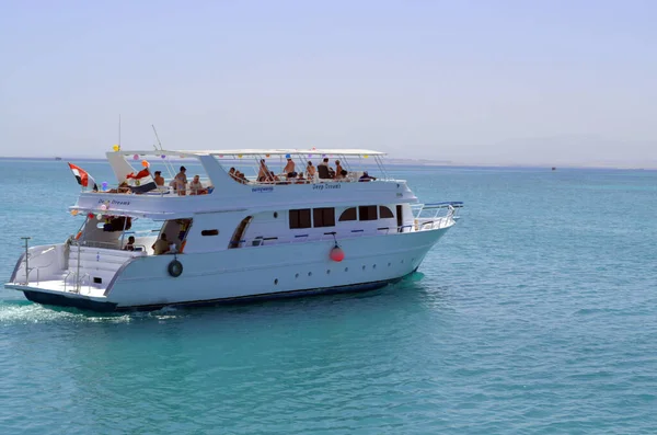 Mısır, Sina, Sharm el-Sheikh, Kızıl Deniz, 27 Eylül 2014: Sharm el-Sheikh, Mısır açıklarında, Kızıl Deniz 'de beyaz bir zevk gemisi. Birçok insan teknede dinleniyor..