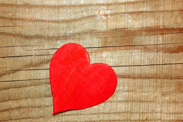 A szív piros egy fa háttér. Valentin nap. Szerelem, romantika. Kilátás fentről. Nyaralni. A szöveg másolási helye Stock Kép