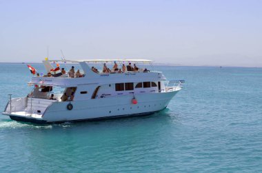 Mısır, Sina, Sharm el-Sheikh, Kızıl Deniz, 27 Eylül 2014: Sharm el-Sheikh, Mısır açıklarında, Kızıl Deniz 'de beyaz bir zevk gemisi. Birçok insan teknede dinleniyor..