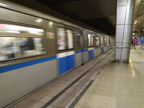 Ett Tunnelbanetåg Kazan Stadsbilden Förbindelser — Stockfoto