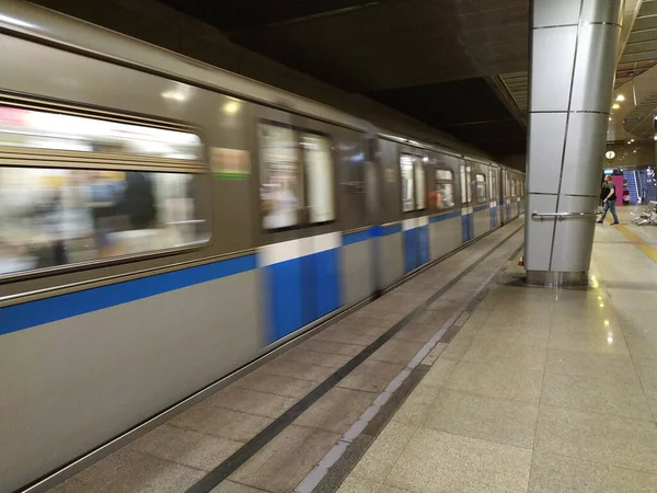 Kazan 'da hareket eden bir metro treni. Şehir manzarası. Metro.