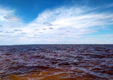Volga Nehri, Rusya. Açık güneşli bir gün, bulutlu mavi gökyüzü. Boşluğu kopyala. Şehir simgesi. Manzara. Düzgünce
