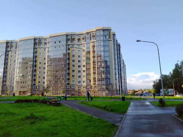 Camdan balkonları olan yeni, modern bir apartman. Konut alanı. Asfalt kaldırımlı bir yaya yolu eve çıkıyor. Emlakçılık. Boşluğu kopyala